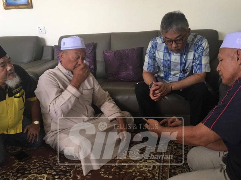 Al Sultan Abdullah (dua, kanan) beramah mesra dengan Mohd Syukor (tiga, kanan) selepas berkenan melawat rumajnya di Perumahan Dato Shahbandar di sini, hari ini.