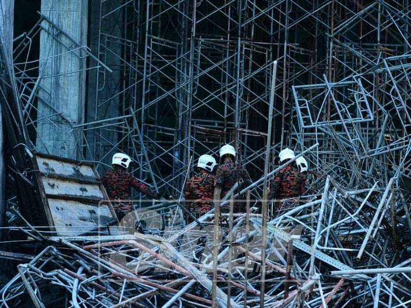 Kejadian petang tadi mengakibatkan seorang pekerja warga Bangladesh maut di lokasi kejadian.- Foto: MOHD IZARI ROSLI