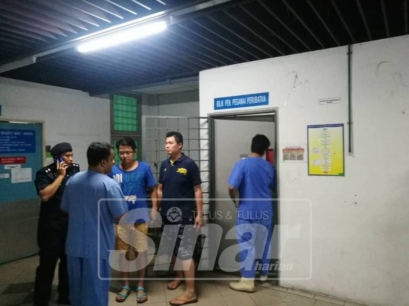 Ahli keluarga mangsa di perkarangan unit Forensik, Hospital Seberang Jaya.