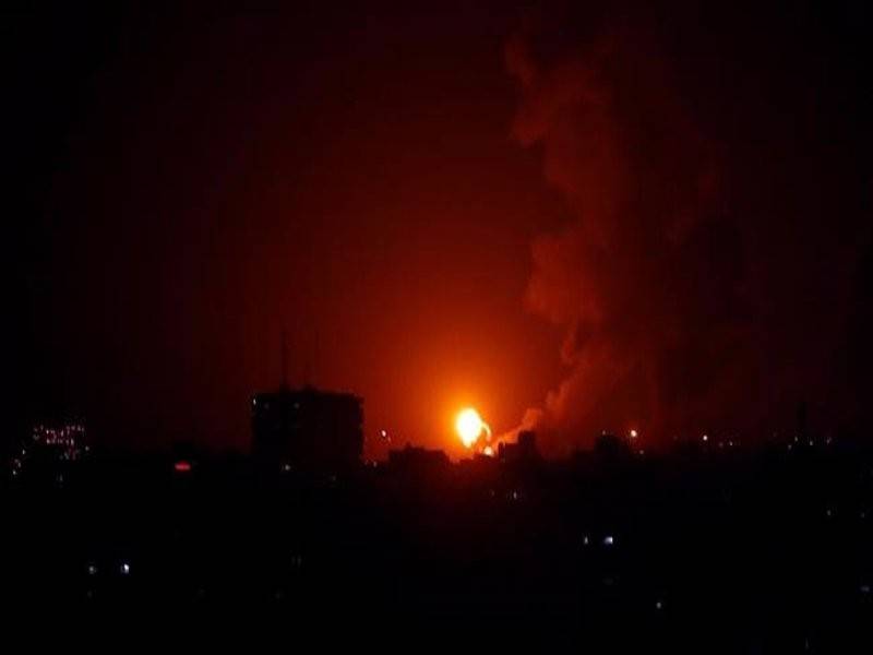 Letupan kelihatan ketika serangan udara tentera Israel di Gaza semalam. - Foto Reuters
