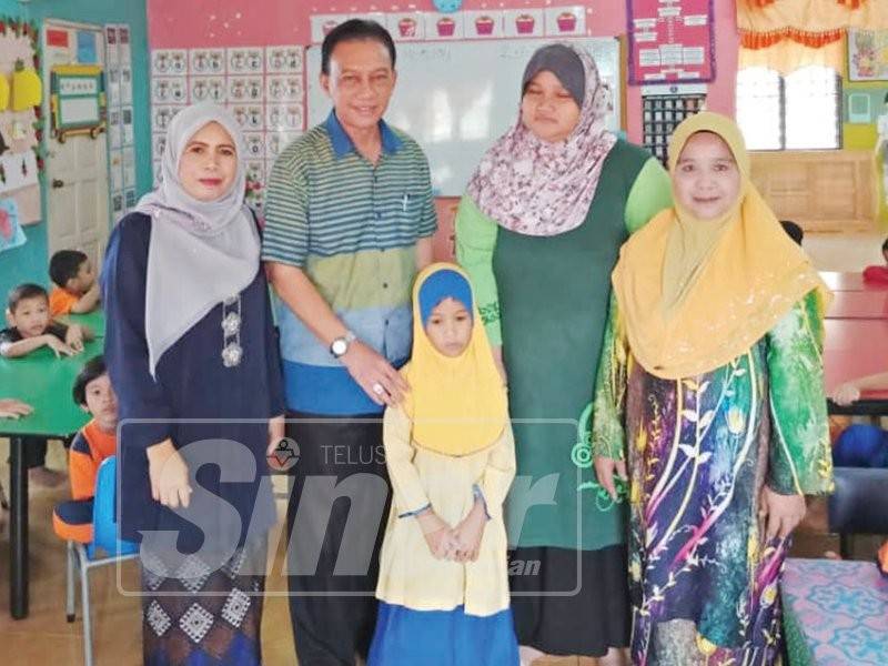 Yushalani bersama Siti Nur Aina yang ditempatkan di Tabika Perpaduan Guchil Luar. 