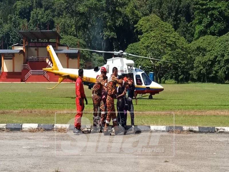 Antara pelajar dari Pos Simpor yang dibawa keluar menggunakan helikopter.