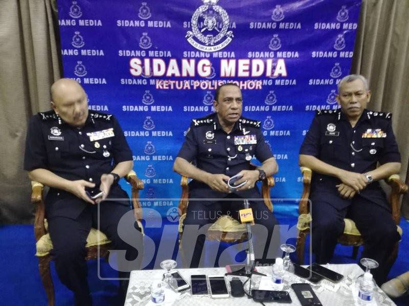 Mohd Khalil (tengah) ketika berucap pada sidang media berkenaan.