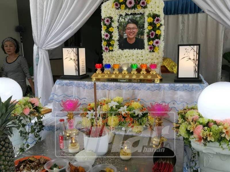 Ahli keluarga Yun Peng sedang menyiapkan upacara ritual keagamaan di rumah mereka di Taman Kempas, Butterworth. **(insert pix Mendiang Yun Peng di rumahnya)