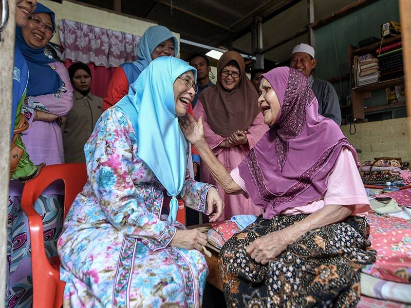 Timbalan Perdana Menteri yang juga Presiden Pakatan Harapan (PH) Datuk Seri Dr Wan Azizah Wan Ismail berbual dan beramah mesra dengan salah seorang penduduk warga emas, Bunga Saaid, 90, pada program Ziarah Kasih di Sungai Koyan hari ini. - Foto Bernama