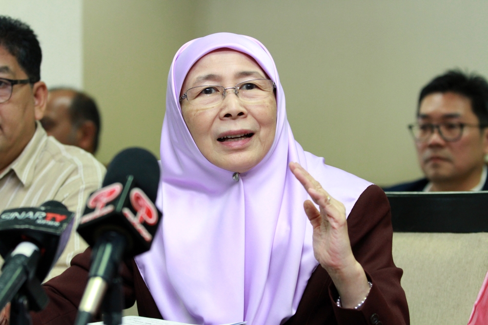  Wan Azizah 