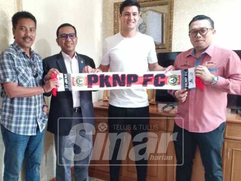 Pinto (dua, kanan) bersama pengurusan PKNP FC.