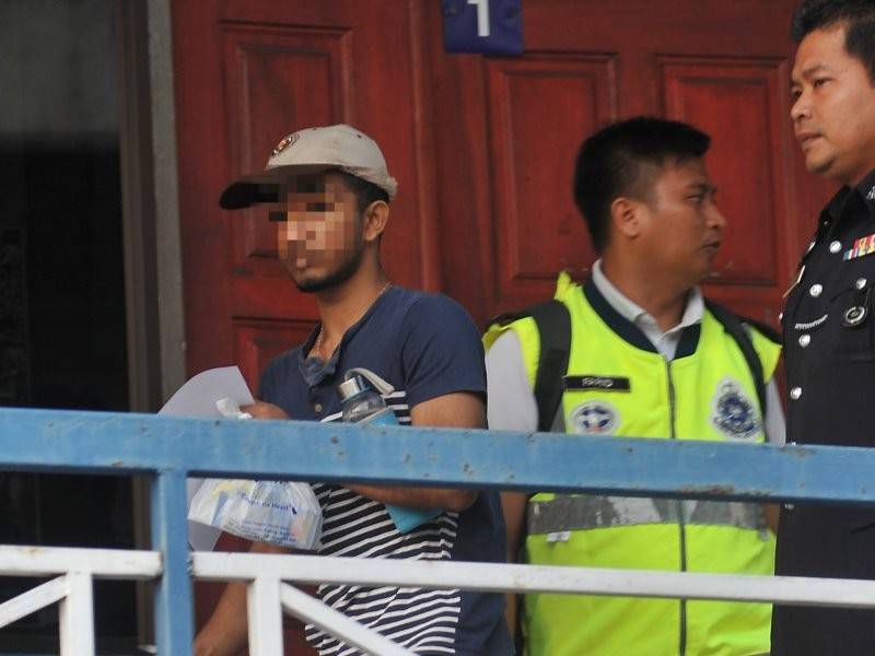 Seorang lelaki keluar dari Cawangan Trafik Ibu Pejabat Polis Daerah Seberang Perai Tengah selepas dibebaskan atas jaminan polis, hari ini. - Foto Bernama