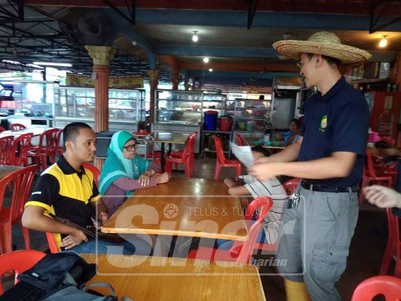 Seng Yee (kanan) pertama kali berkempen di Sungai Koyan bertemu penduduk di kawasan itu pagi ini.