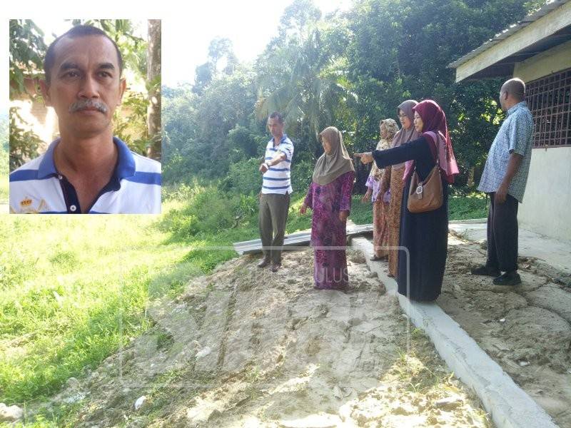 Penduduk menunjukkan sempadan tapak kuari yang terlalu hampir dengan rumah mereka. (Gambar kecil: Shukri Md Janan)
