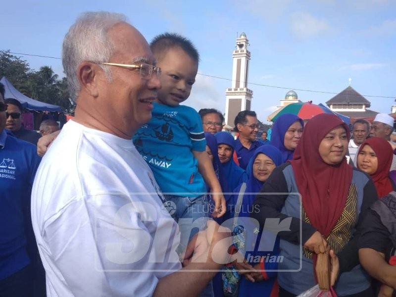 Najib ketika sesi walkabout di Pasar Pagi Sungai Koyan 1, pagi tadi.
