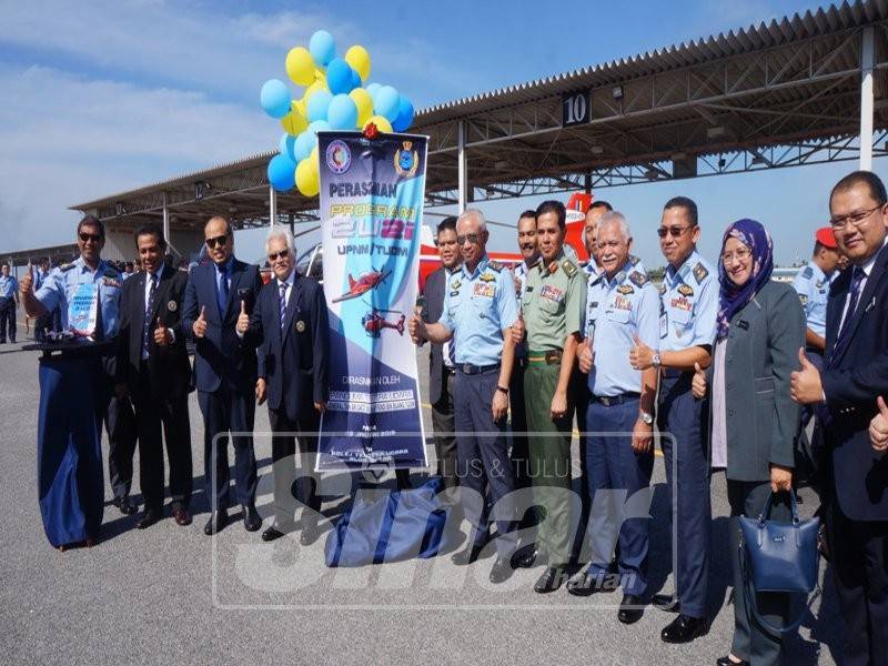 Affendi (tengah) selepas merasmikan Program 2u2i UPNM/TUDM.
