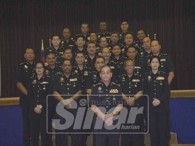 Mazlan (depan) bergambar bersama ketua polis daerah dan ketua jabatan Kontinjen Selangor selepas selesai Majlis Amanat Khas Ketua Polis Selangor, di Ibu Pejabat Polis Kontinjen Selangor.