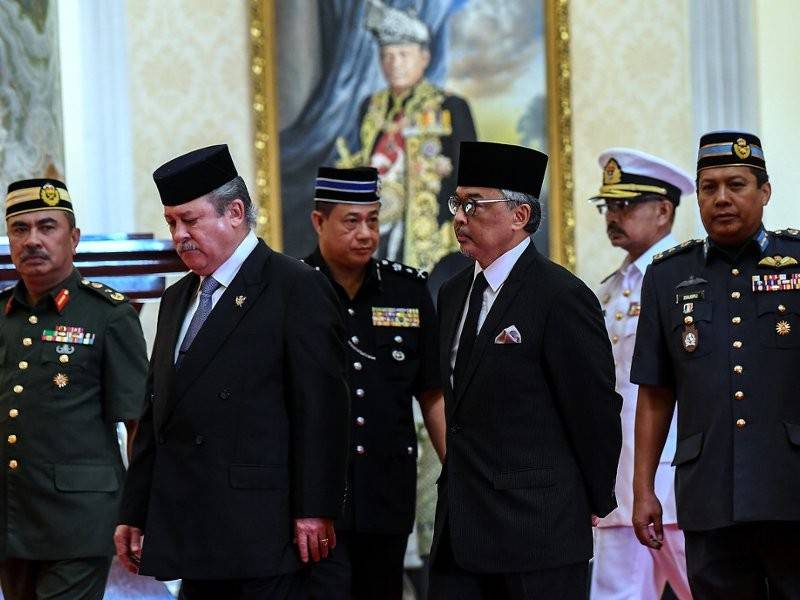 Duli Yang Maha Mulia Sultan Johor Sultan Ibrahim Ibni Almarhum Sultan Iskandar (dua, kiri) bersama Sultan Pahang Al-Sultan Abdullah Ri'ayatuddin Al-Mustafa Billah Shah Ibni Sultan Ahmad Shah Al-Musta'in Billah (dua, kanan) berangkat pada Mesyuarat Khas Majlis Raja-Raja bagi memilih Yang di-Pertuan Agong ke-16 dan Timbalan Yang di-Pertuan Agong di Istana Negara hari ini. Foto: Bernama