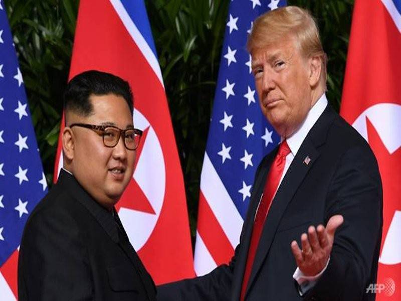 Jong-un (kiri) dan Trump bersetuju untuk bertemu kali kedua pada bulan depan.