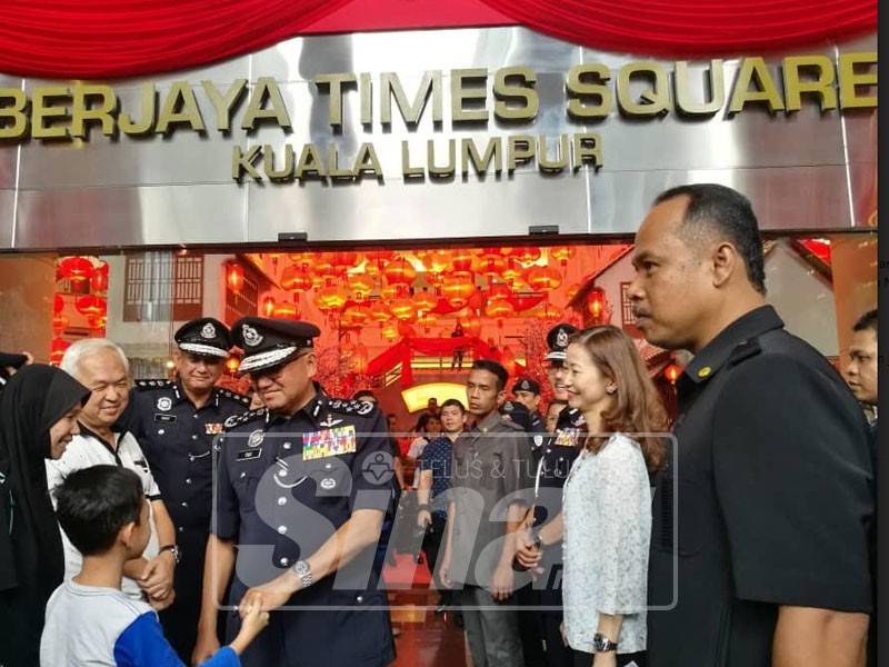 Mohamad Fuzi bermesra bersama pengunjung Berjaya Time Square selepas Program Ronda Jenayah.