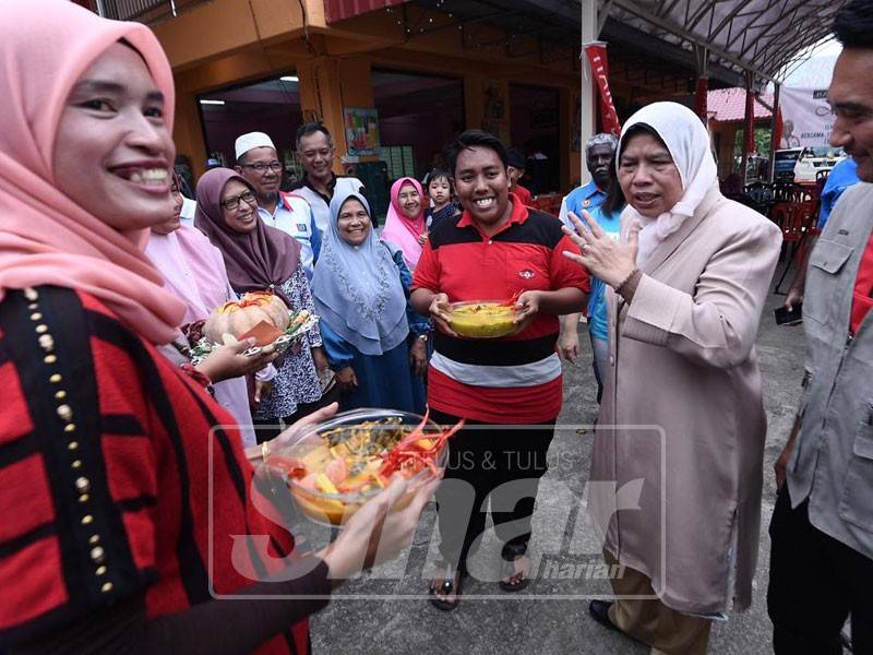 Zuraida (dua, kanan) ketika berbual bersama peserta pertandingan memasak antara aktiviti yang dijalankan ketika kehadirannya di kawasan tersebut hari ini