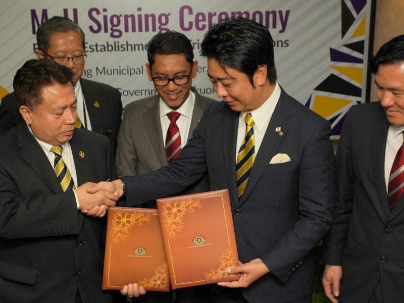 Ahmad Faizal (tengah) menyaksikan pertukaran dokumen MoU di antara Abd Rahim (kiri) dengan Soichiro di Bangunan Perak Darul Ridzuan. - FOTO PEJABAT MENTERI BESAR