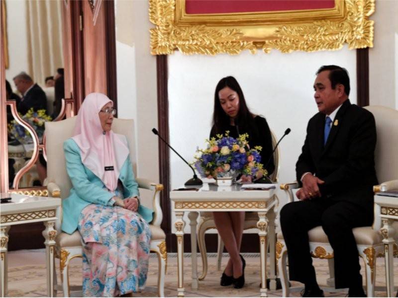 Wan Azizah (kiri) memberi kunjungan hormat kepada Perdana Menteri Thailand Jeneral Prayut Chan-o-cha (kanan) di Rumah Kerajaan hari ini. - Foto Bernama