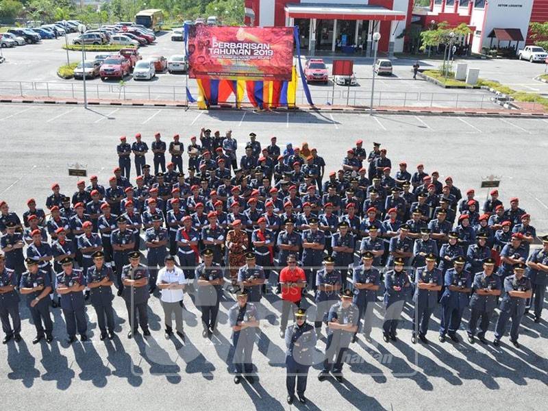 Sayani bersama-sama warga JBPM Perak merakam kenangan selepas selesai majlis tersebut.