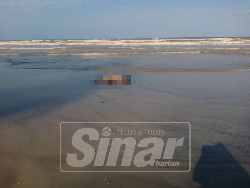 Mayat yang ditemui terdampar di Pantai Melawi petang tadi.
