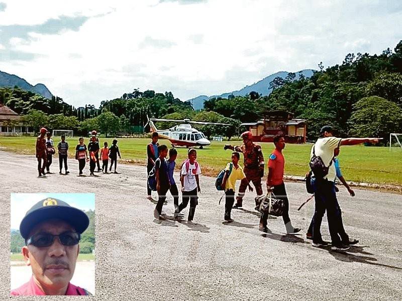 Pelajar Orang Asli tiba di padang Pusat Sivik bagi meneruskan sesi persekolahan tahun ini. Gambar kecil, Cik Hamdan.
