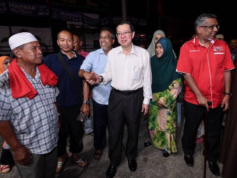 Menteri Kewangan yang juga Setiausaha Agung DAP Lim Guan Eng beramah mesra bersama para hadirin selepas Majlis Ceramah Perdana dalam satu program di Sungai Koyan 1 semalam. - Foto Bernama