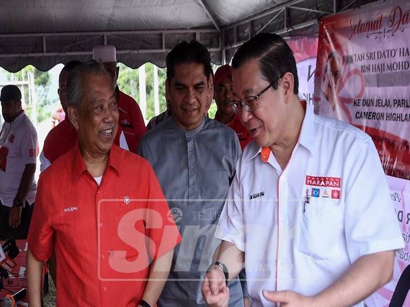 Muhyiddin (kiri) bersama Guan Eng ketika mengunjungi Bilik Gerakan Bersatu di Kuala Medang hari ini.