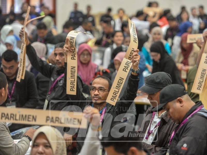 Petugas-petugas sedang memeriksa Peralatan Peti Undi di Dewan SMK Sultan Ahmad Shah. - Foto Sinar Harian: SHARIFUDIN ABDUL RAHIM 