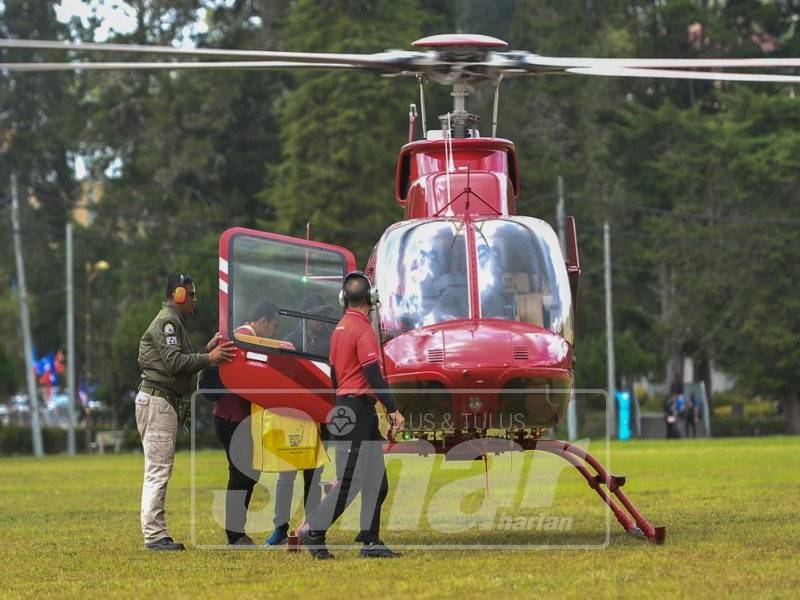 Petugas-petugas SPR membawa beg Mengundi ke dalam helikopter untuk dibawa ke pusat-pusat mengundi di padang SMK Sultan Ahmad Shah sebentar tadi.-Foto Sinar Harian/SHARIFUDIN ABDUL RAHIM