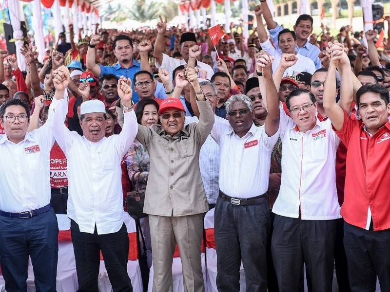 Perdana Menteri yang juga Pengerusi Pakatan Harapan (PH) Tun Dr Mahathir Mohamad pada program perjumpaan bersama warga Sungai Koyan di Dataran Sungai Koyan 1, hari ini. Foto: Bernama