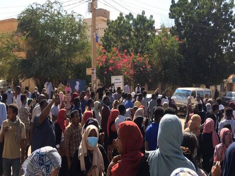 Penunjuk perasaan berkumpul di Khartoum.
