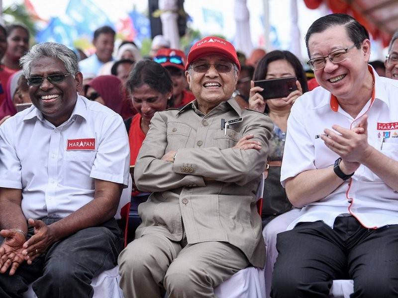 Perdana Menteri yang juga Pengerusi Pakatan Harapan (PH) Tun Dr Mahathir Mohamad (tengah) bersama Setiausaha Agung DAP Lim Guan Eng (kanan) dan calon PH bagi Pilihan Raya Kecil Parlimen Cameron Highlands M. Manogaran (kiri) pada program perjumpaan bersama warga Sungai Koyan di Dataran Sungai Koyan 1, hari ini. Foto: Bernama