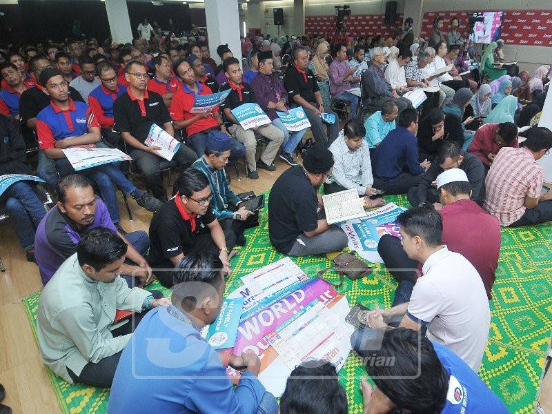 Kakitangan Karangkraf berkumpul untuk sesi tadabbur dan tazakkur Surah al-Kahfi ayat 1 hingga 10. Foto: ROSLI TALIB