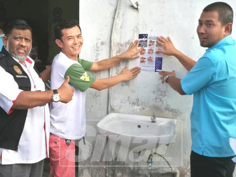 Sahruddin (kanan) sewaktu Ops Premis Bersih di Taman Intan, Kluang.