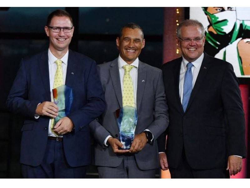 Harris (kiri) bersama Challen bergambar bersama Perdana Menteri, Scott Morrison.