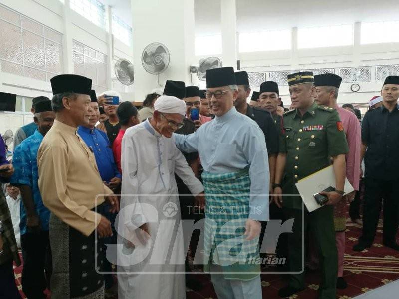 Al-Sultan Abdullah beramah mesra bersama masyarakat ketika baginda berkenaan berangkat ke solat jumaat solat hajat serta tahlil dan doa selamat di Masjid Baharu Temerloh di sini, hari ini.