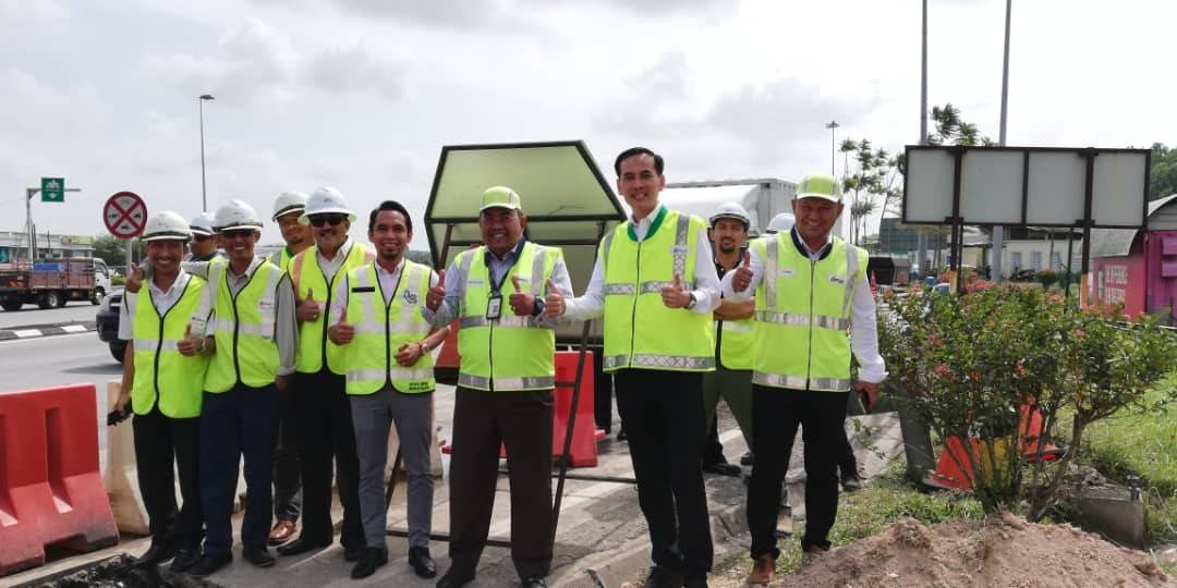 Chong Sin (tiga, kanan) sewaktu melawat Plaza Tol Ayer Hitam.