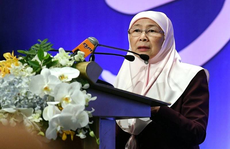 Wan Azizah menyampaikan ucapan pada majlis ramah mesra bersama rakyat Malaysia di Thailand di sini sebelum berlepas pulang ke tanahair hari ini. - Foto Bernama