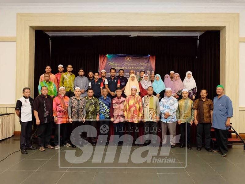 Che Alias (depan;enam, kanan) bergambar bersama pengamal media pada Makan Malam Media Parlimen Kemaman di Residence Inn Cherating.
