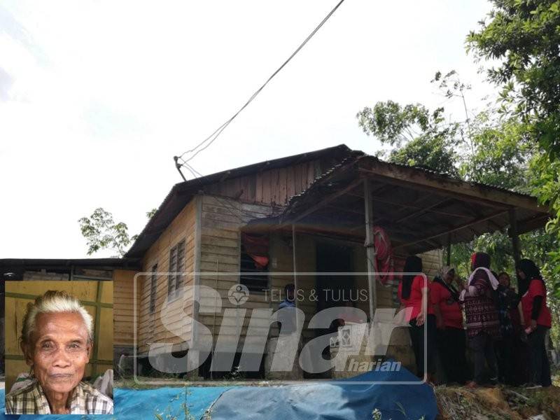 Rumah uzur yang telah menjangkau usia puluhan tahun terus menjadi tempat tinggal Basirun (gambar kecil).
