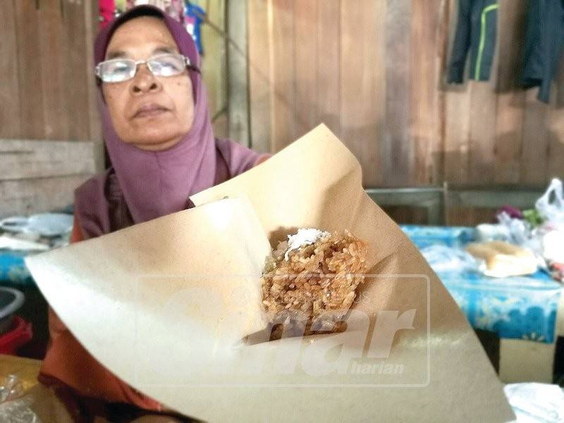 Rokiah menjual pulut pagi kelate dengan harga RM1.