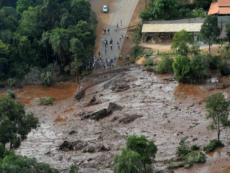 Mangsa terselamat menanti bantuan di sebatang jalan yang terputus akibat ditimbus lumpur