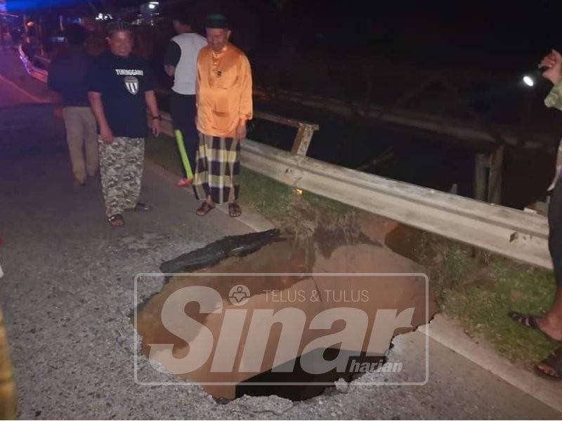 Adun Ajil,Maliaman Kassim (kanan) turut meninjau lokasi kejadian tanah runtuh malam tadi. -Foto netizen.
