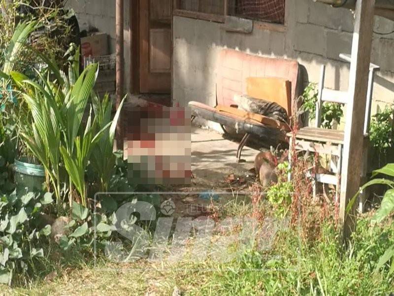 Kawasan depan kediaman mangsa yang turut dipenuhi darah