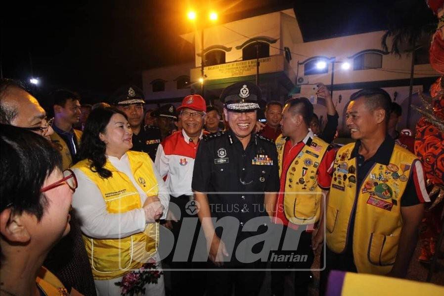 Raja Shahrom (tengah) bertemu dengan orang ramai ketika Majlis Perasmian Kempen Cegah Jenayah dan Rumah Selamat sempena Tahun Baru Cina di Jonker Walk.