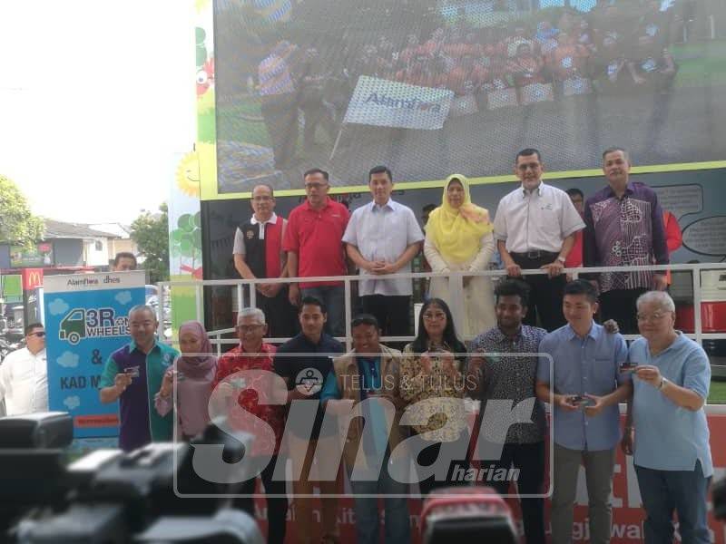 Azmin (belakang, tiga, kiri) dan Zuraida merasmikan pelancaran 3R di Stesen Petronas Jalan Kolam Ayer, Ampang, hari ini.