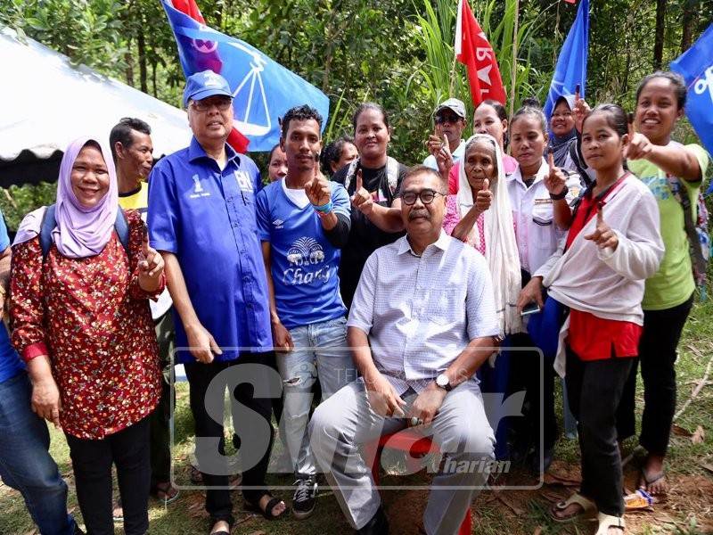 Ramli (duduk) dan Ismail Sabri (dua, kanan) bersama pengundi yang telah selesai mengundi di SK Betau hari ini.