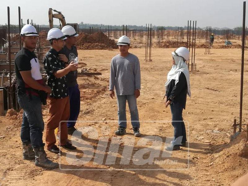 Hasnul Zulkarnain(tengah) berbincang dengan wakil kontraktor mengenai perkembangan projek pembinaan Hospital Kerian di tapak projek hari ini.