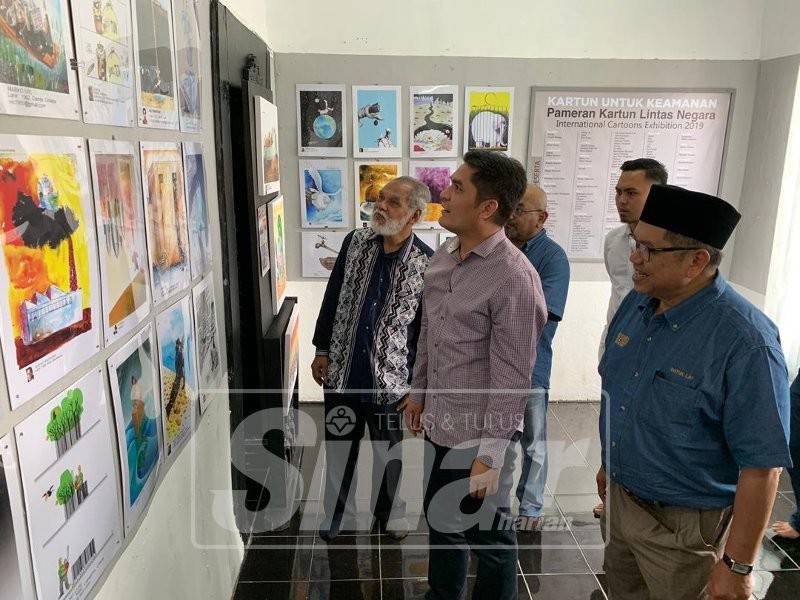 Radzi meluangkan masa melihat pameran tersebut.
